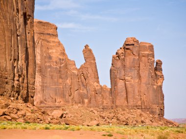 kuş ve el buttes t dev kumtaşı oluşumlar vardır