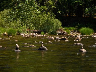 merced River taşlar işaretler errected huma tarafından arıyoruz