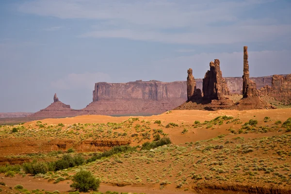 Il Totem Pole Butte è una gigantesca formazione di arenaria nel Monum — Foto Stock