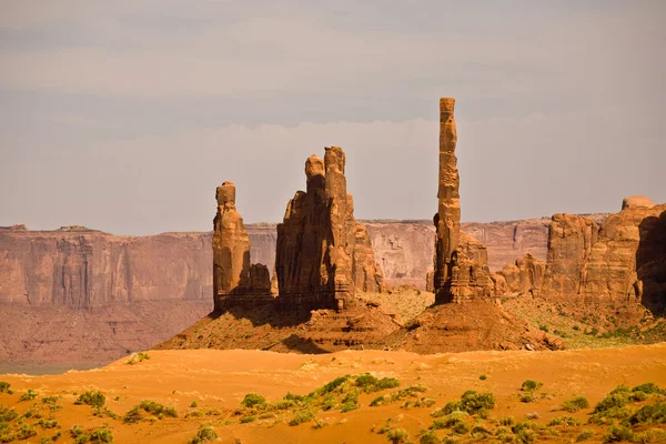 El Totem Pole Butte es una formación de arenisca gigante en el Monum —  Fotos de Stock