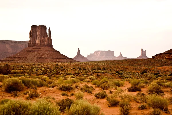 在纪念碑谷，纳瓦霍国家，亚利桑那州的醒目景观 — 图库照片