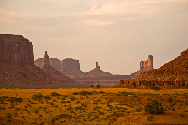 在纪念碑谷，纳瓦霍国家，亚利桑那州的醒目景观 — 图库照片