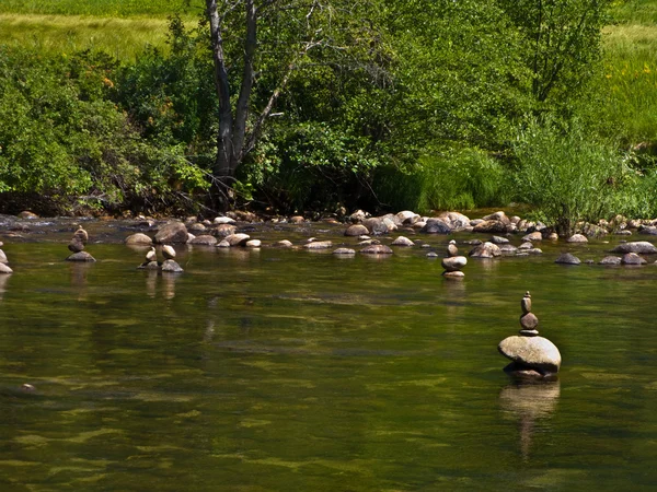 Πέτρες του ποταμού merced ψάχνουν ως σημάδια errected από huma — Φωτογραφία Αρχείου