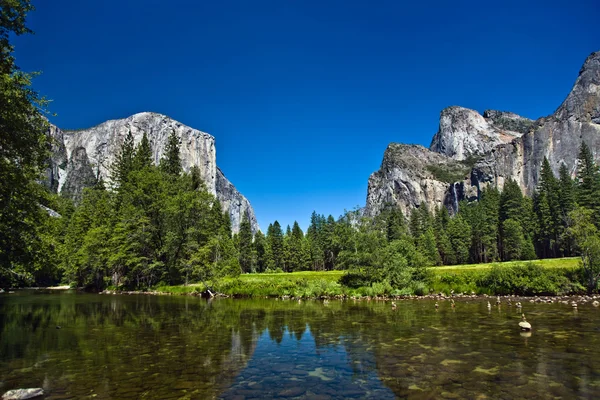 View to western rocket plateau of yosemite national park seen fr — Stock Photo, Image