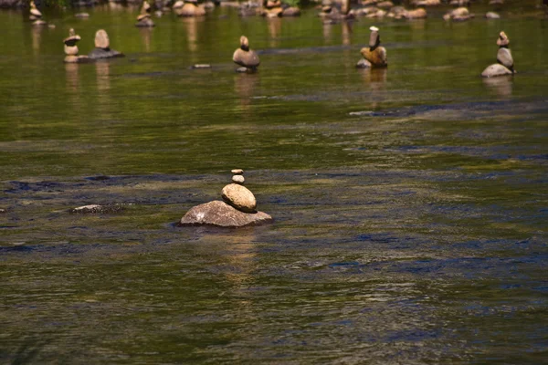 Pierres dans la rivière merced sont à la recherche de signes érigés par huma — Photo