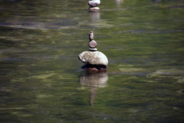 Kamienie w merced river szukają jako znaki wzniesiony przez huma — Zdjęcie stockowe