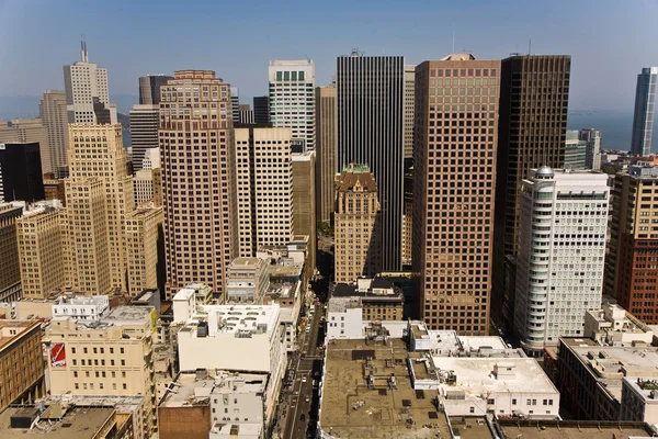 Скайлайн Сан-Франциско, видимый с неба с голубого неба — стоковое фото