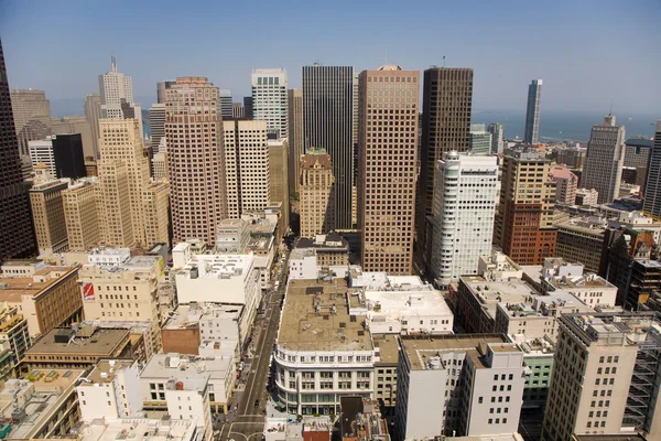 Skyline von San Francisco von einem Himmelskratzer mit blauem Himmel aus gesehen — Stockfoto