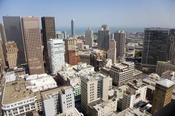青い空と空のスクレーパーから見たサンフランシスコのスカイライン — ストック写真