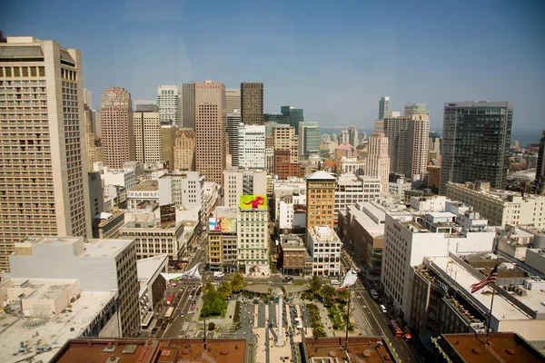 Скайлайн Сан-Франциско, видимый с неба с голубого неба — стоковое фото