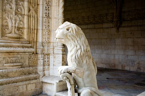 Leão de água no belo Mosteiro dos Jerónimos em Lisboa, Belém — Fotografia de Stock
