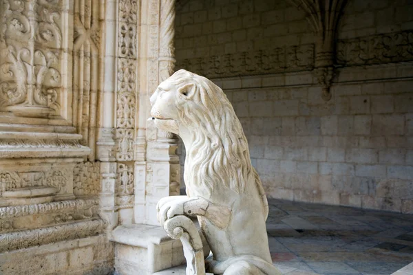 Лев води в красивого монастиря Jeronimos, в Лісабоні, Белем — стокове фото