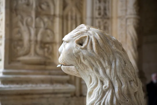 Lion d'eau dans le magnifique monastère de Jeronimos à Lisbonne, Belem — Photo