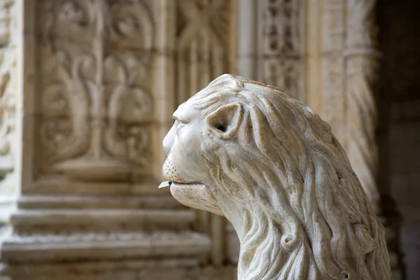Lion d'eau dans le magnifique monastère de Jeronimos à Lisbonne, Belem — Photo