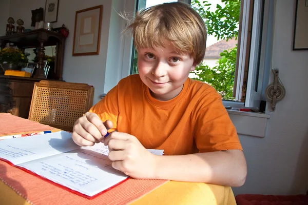 家庭で学校の宿題をやっている少年 — ストック写真