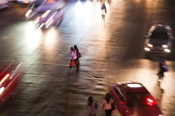 Ženy přes hlavní silnici v Bangkoku v noci — Stock fotografie