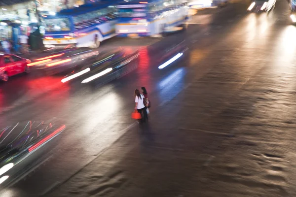 Kadın bir yer Bangkok gece crossing — Stok fotoğraf