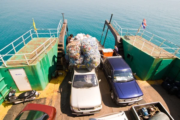Ferry avec plate-forme de chargement et voitures — Photo