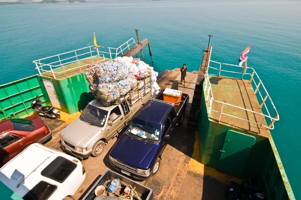 Ferry con plataforma de carga y coches — Foto de Stock
