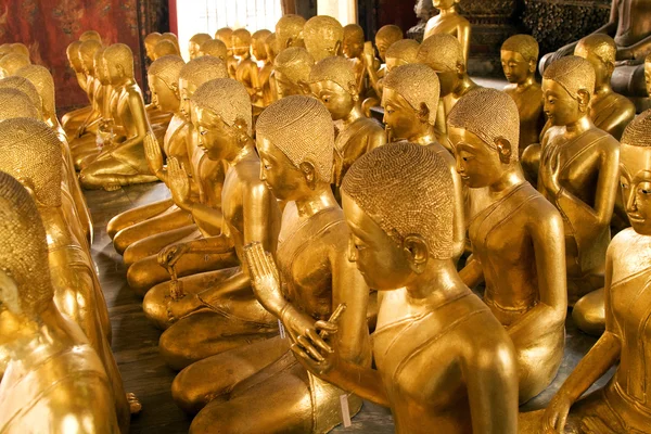 Budas no templo dos mil Budas em bangkok com ser — Fotografia de Stock