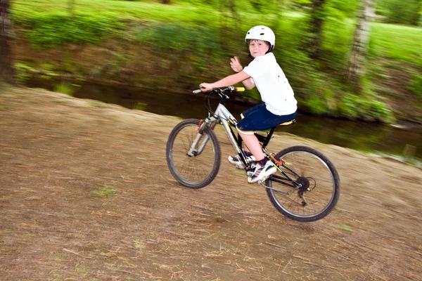 헬멧을 가진 젊은 소년은 산악 자전거를 타고 — 스톡 사진