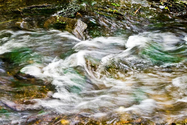 Fließendes Wasser, schöner kleiner Bach in wunderbarer Farbe — Stockfoto