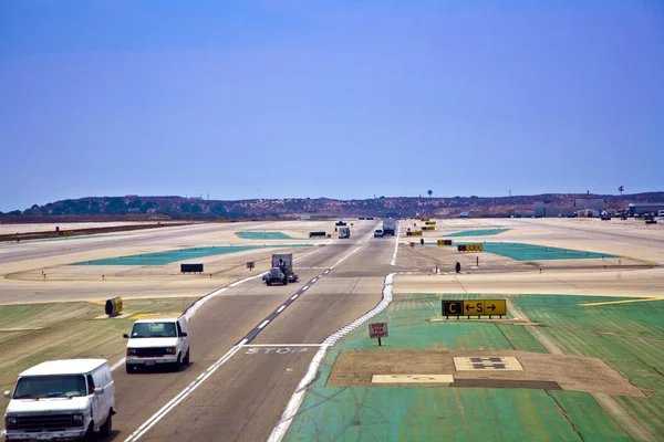 Taxi way with cars at the international Airport in Los Angeles — Stock Photo, Image