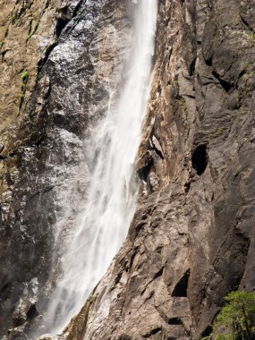 güçlü bahar su akışı ile alt ve üst yosemite falls