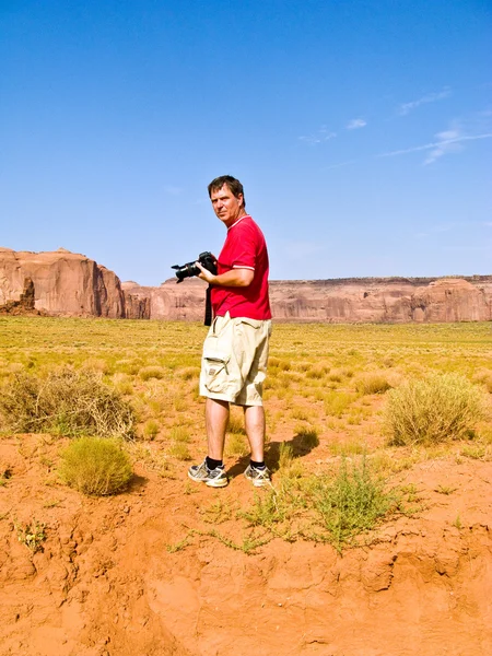 Tourist, man is taking pictures from beautiful sandstone Buttes — Stock Photo, Image
