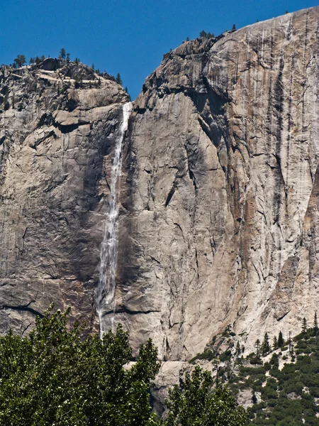 Famous rock formation with waterfall in the romantic valley of yosemite par — Stock Photo, Image