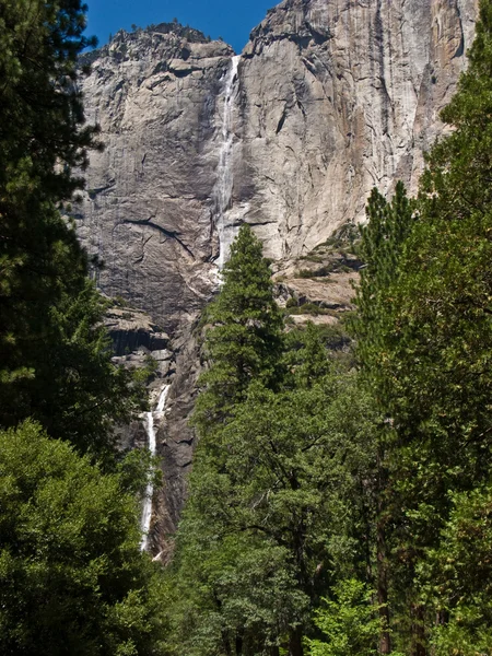 Upper and lower Yosemite falls with a powerful spring water flow — Stock Photo, Image