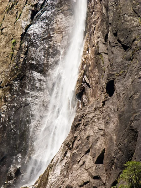 Güçlü bahar su akışı ile alt ve üst yosemite falls — Stok fotoğraf