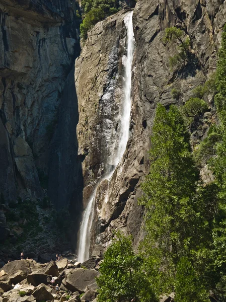 Cae Yosemite superior e inferior con un potente caudal de agua de manantial —  Fotos de Stock