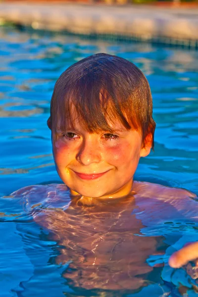 Niño se divierte en la piscina al aire libre —  Fotos de Stock