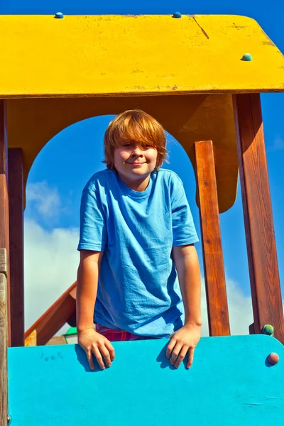 Portret szczęśliwy nastolatek na plac zabaw — Zdjęcie stockowe