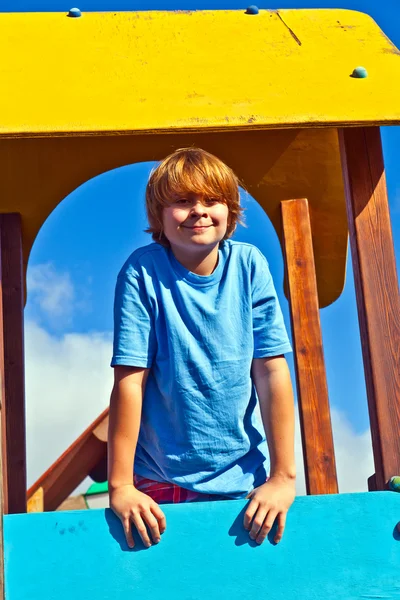 Портрет щасливого підлітка на дитячому майданчику — стокове фото
