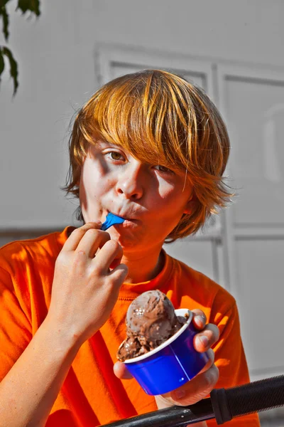 Ragazzo gode gelato — Foto Stock