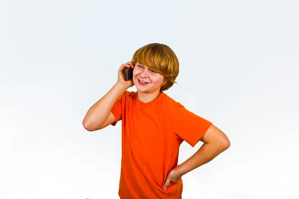 Jongen is met behulp van de mobiele — Stockfoto