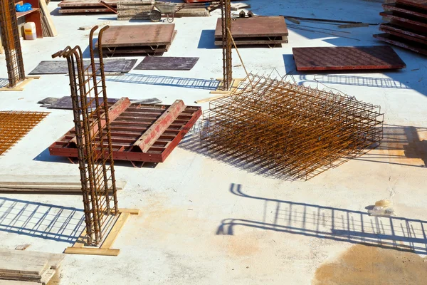 Material en una obra de construcción para la base de una casa nueva —  Fotos de Stock