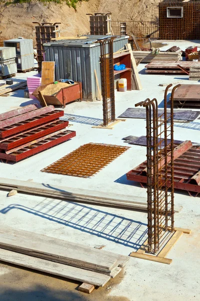 Material en una obra de construcción para la base de una casa nueva —  Fotos de Stock