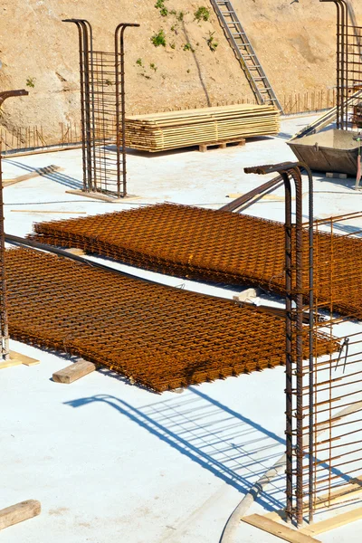 Material auf einer Baustelle für den Sockel eines neuen Hauses — Stockfoto