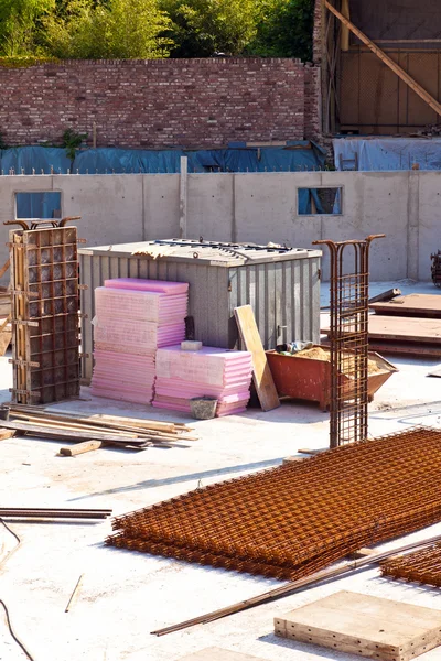 Materiaal op een bouwplaats voor de basis van een nieuw huis — Stockfoto