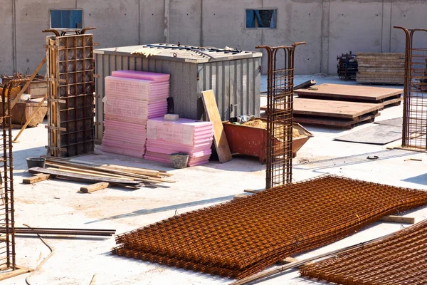 Materiaal op een bouwplaats voor de basis van een nieuw huis — Stockfoto