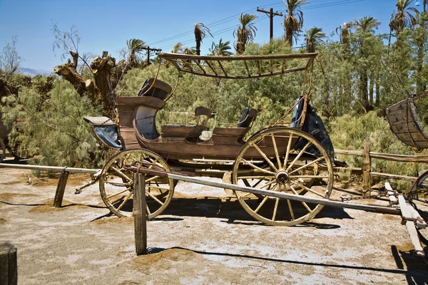 老原木制舞台教练在牧场中沙漠山谷 — 图库照片