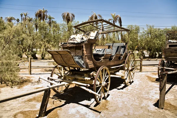 Oude originele houten podium coaches in een ranch in woestijn vallei — Stockfoto