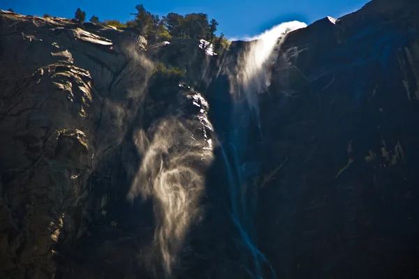 Velo nupcial de cascada en el parque nacional de Yosemite con agua — Foto de Stock