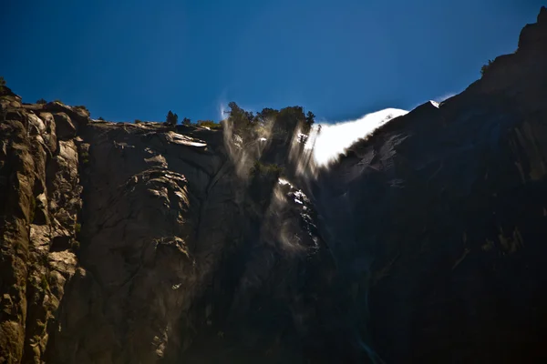 Voile de mariée cascade dans le parc national de yosémite avec de l'eau — Photo