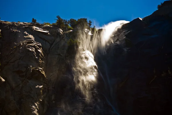 Водопад Завеса невесты в Йосемитском национальном парке с водой — стоковое фото