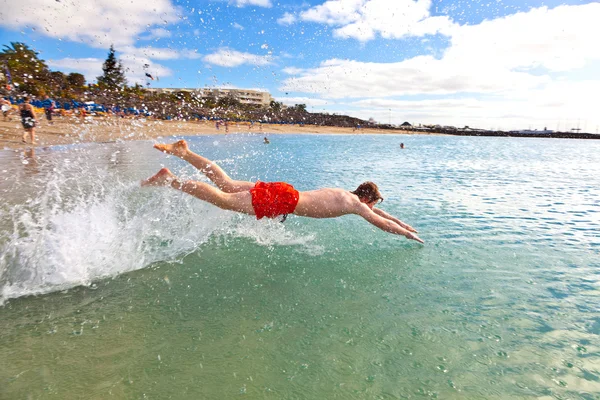 Adolescente dirige-se para o oceano fresco claro — Fotografia de Stock