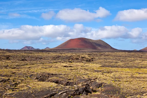Landskap med kall lava flöde och berg — Stockfoto